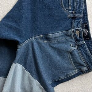98% Cotton Hollister Ultra High Rise Mom Jean size 7R